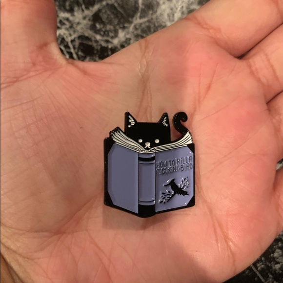 Cat reading pin for clothes - Picture 1 of 4